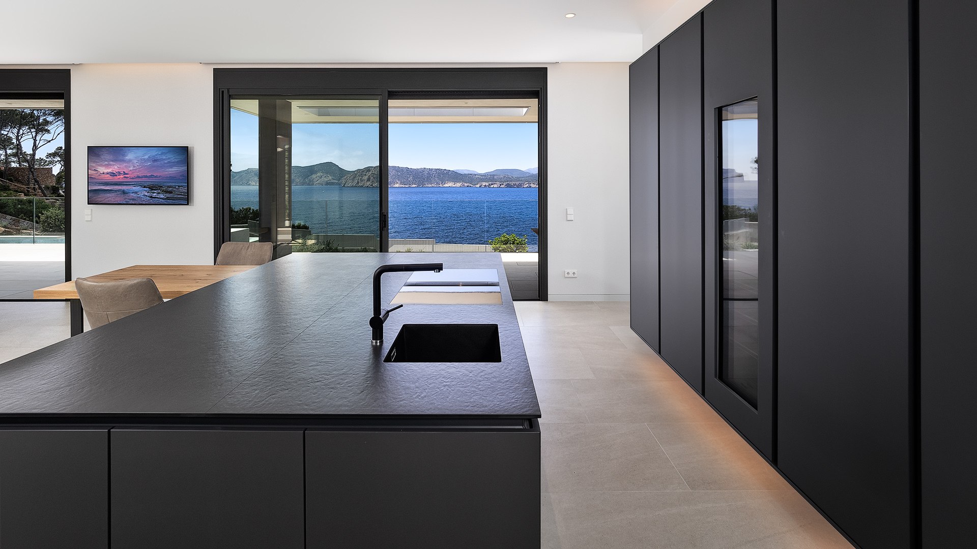 Cocina con isla y vistas al exterior