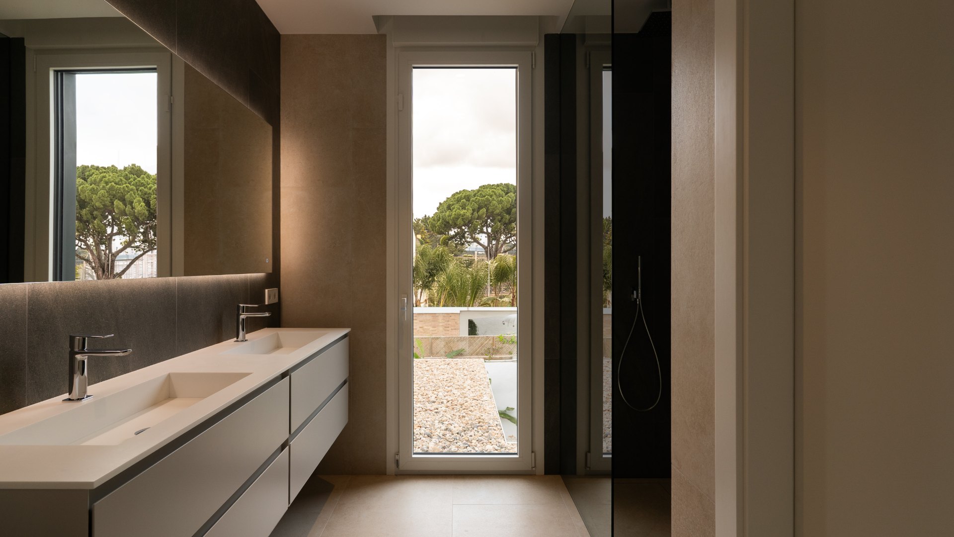 Baño doble lavabo vista exterior