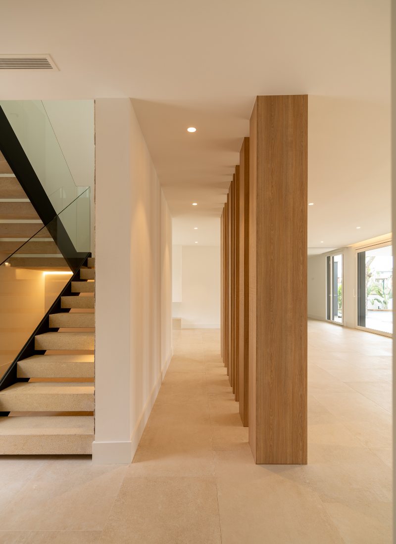 Escalera de madera con columnas divisorias