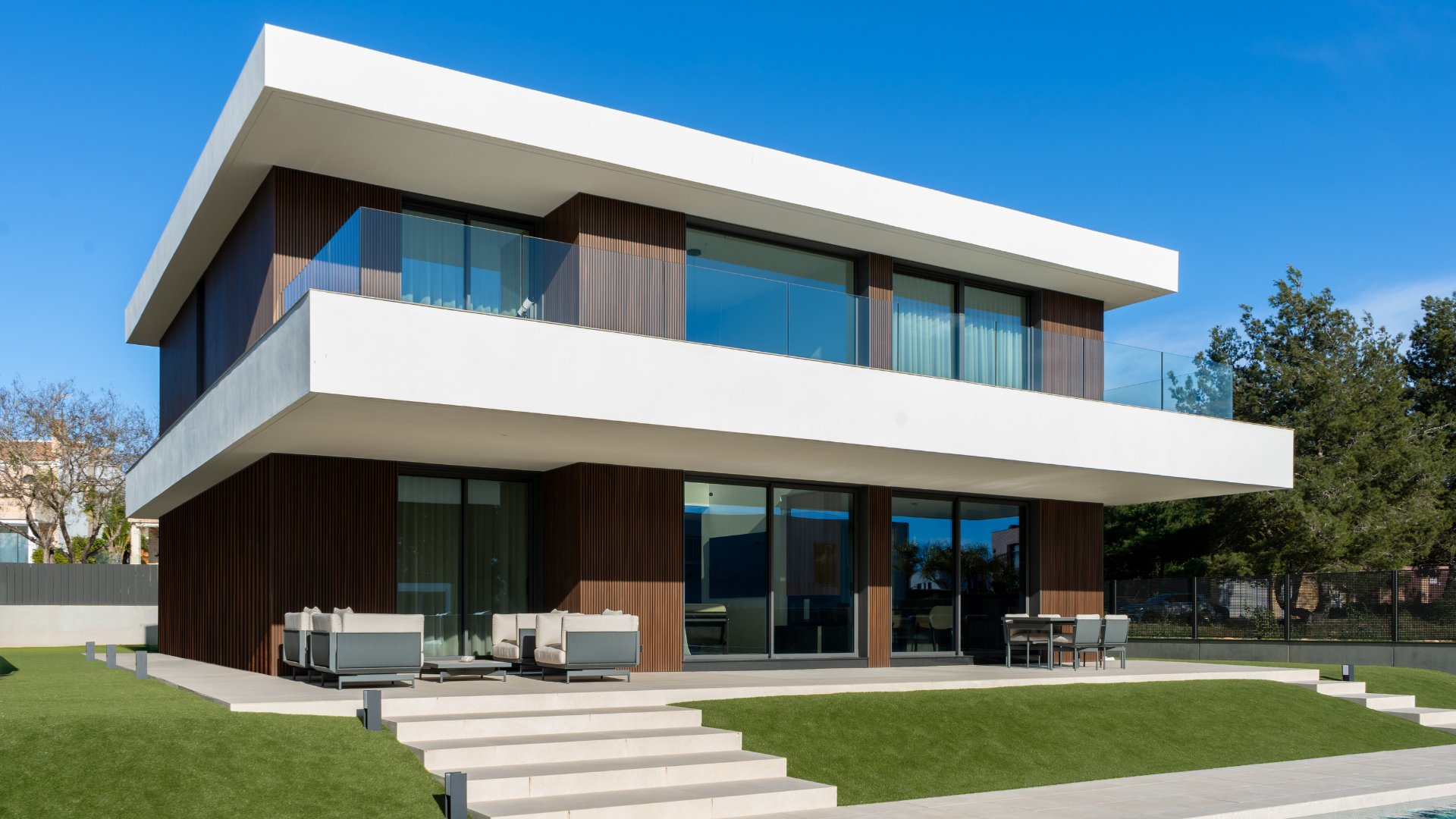 Fachada con voladizo