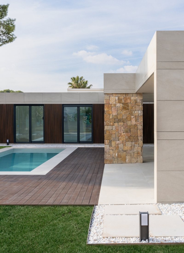 Fachada madera tecnológica muro piedra