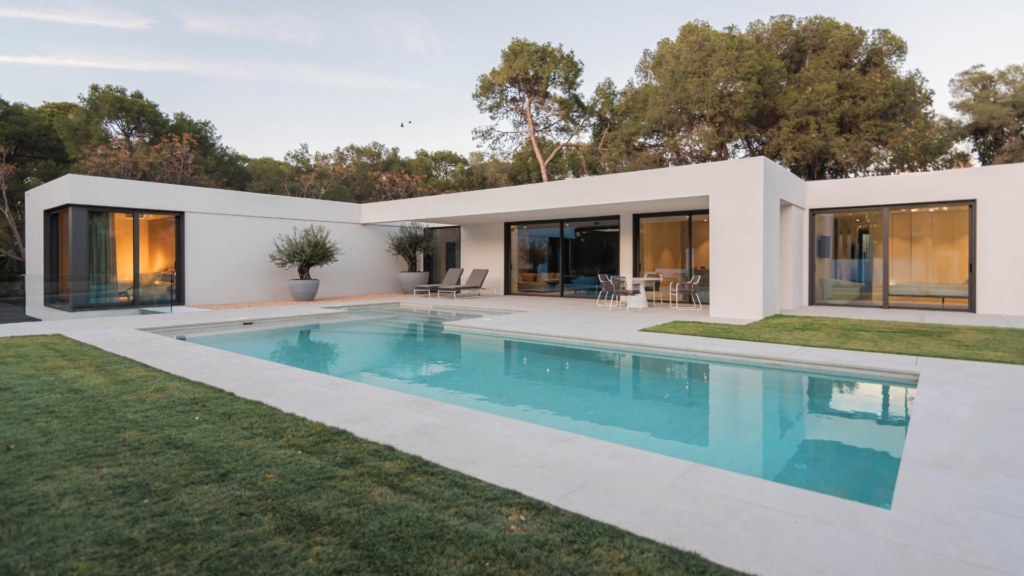 Fachada moderna con líneas finas