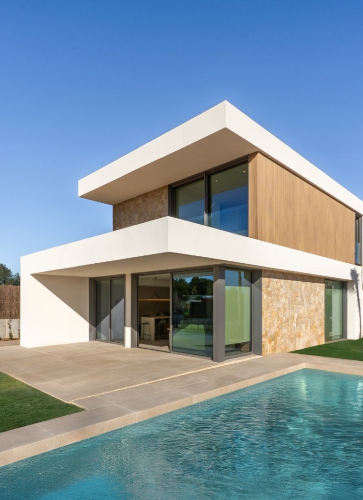 Fachada con piedra natural y madera tecnológica