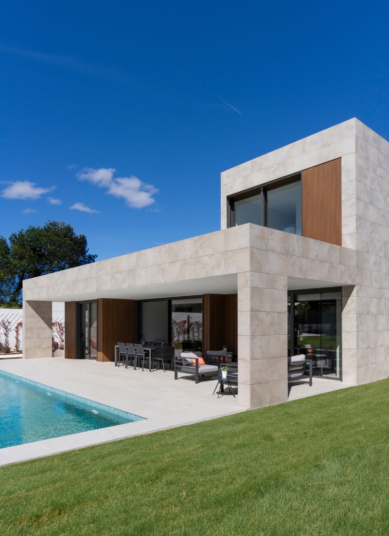 Fachada ventilada porcelánico claro