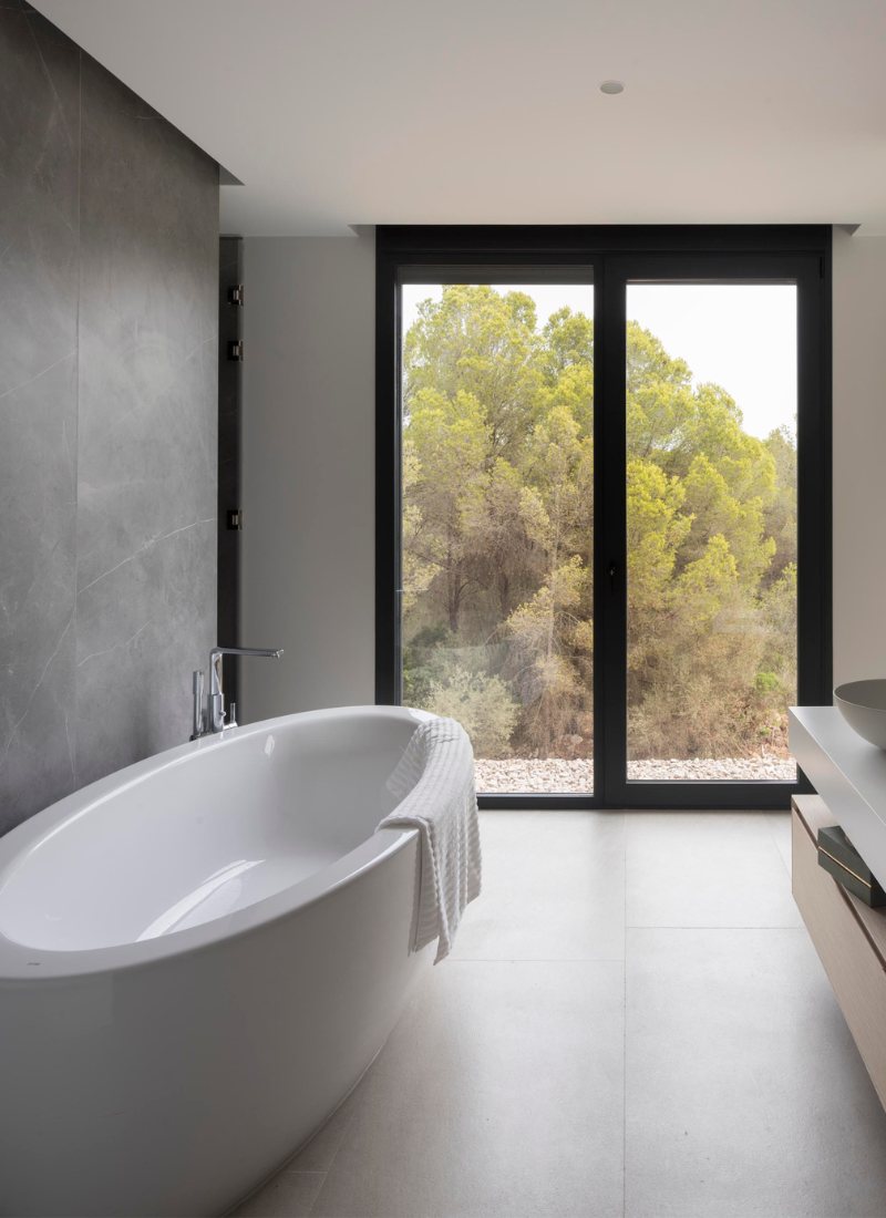 Bañera exenta con gran ventanal