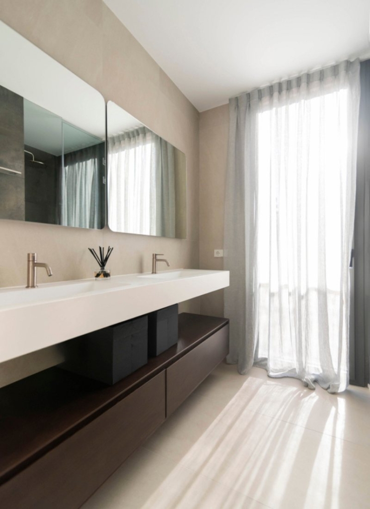 Baño moderno ventana cortinas