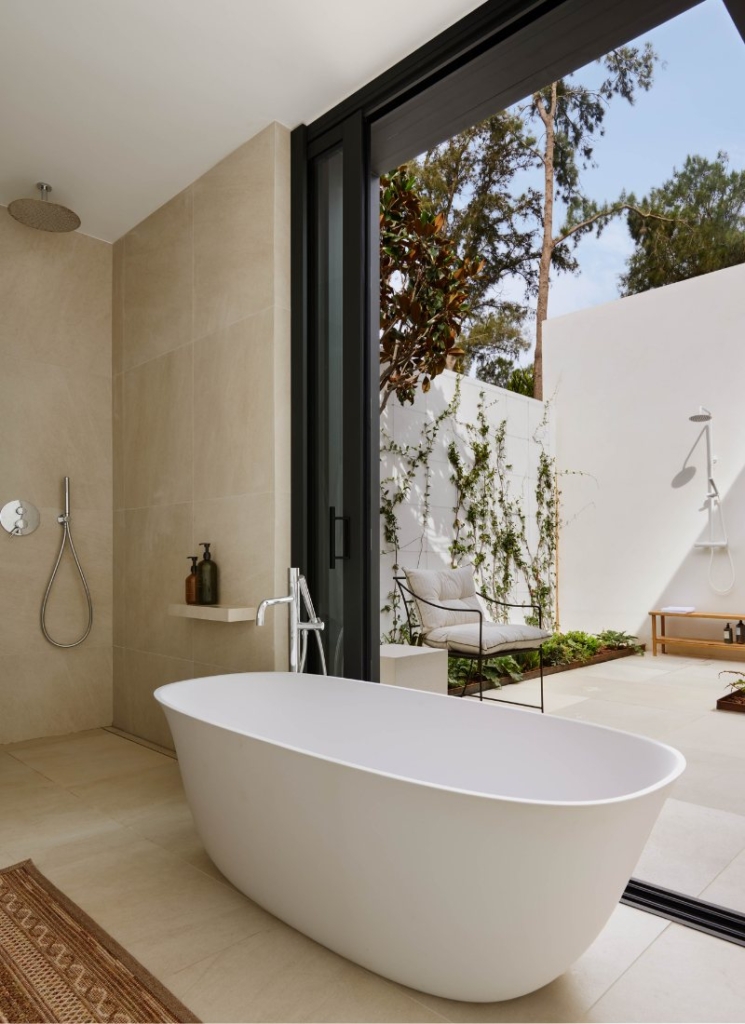 Bañera exenta con ducha exterior