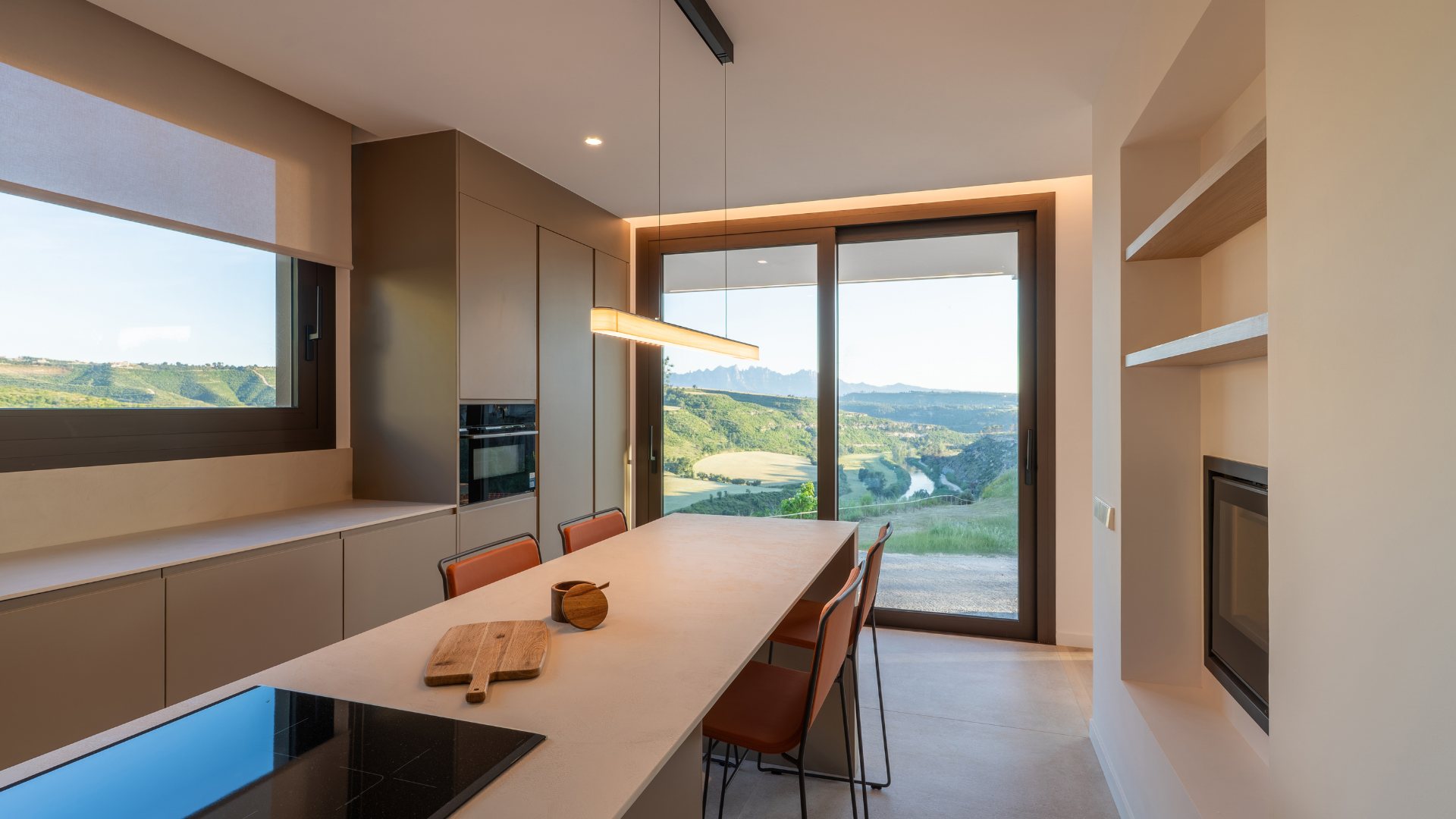 Cocina con isla gran ventanal vistas paisaje Barcelona