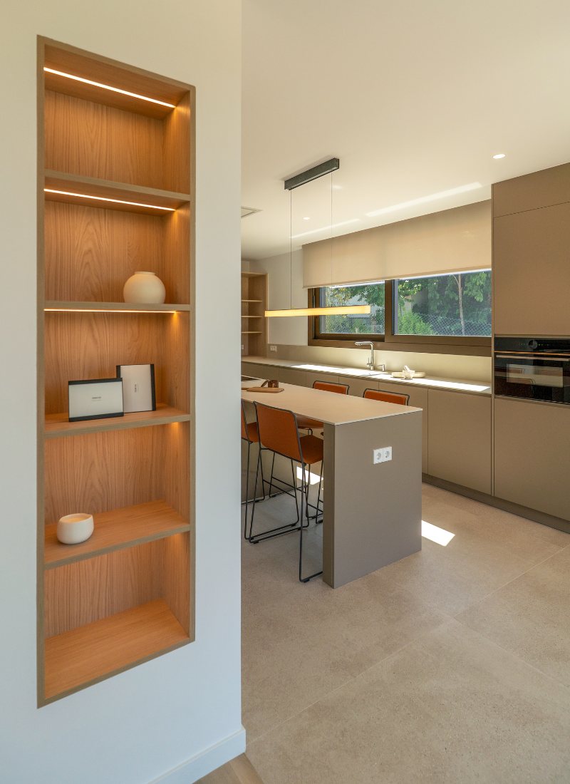 Cocina estanterías retroiluminadas casa prefabricada Barcelona