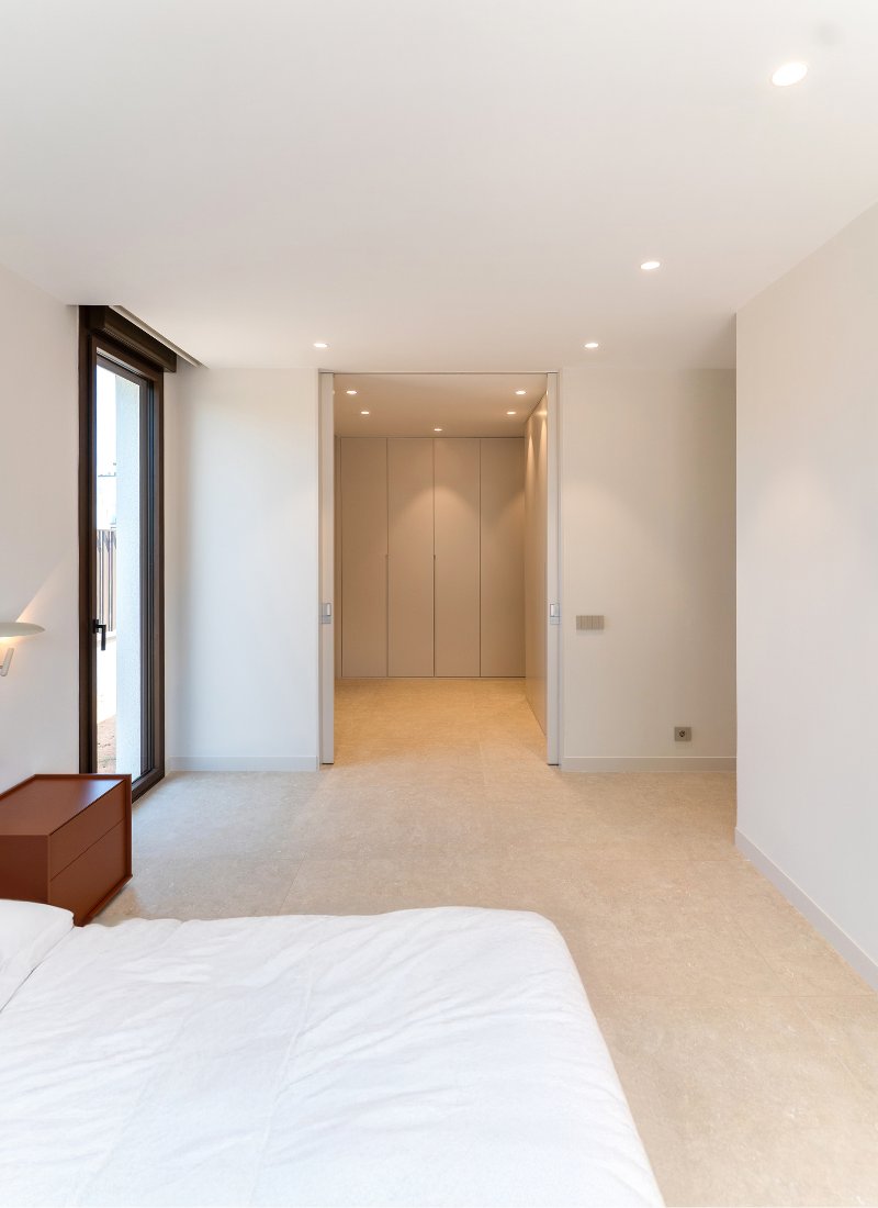 Dormitorio principal con vestidor en casa prefabricada Benicasim inhaus