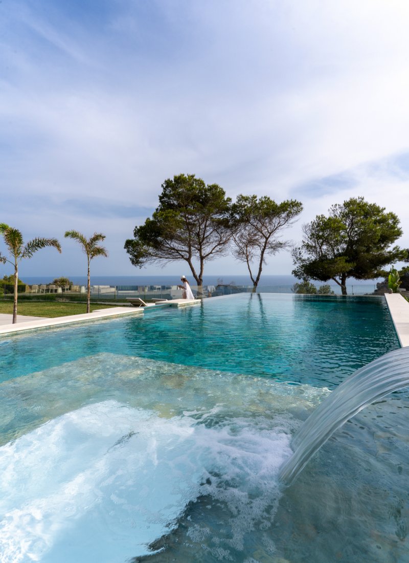 Piscina desbordante villa lujo