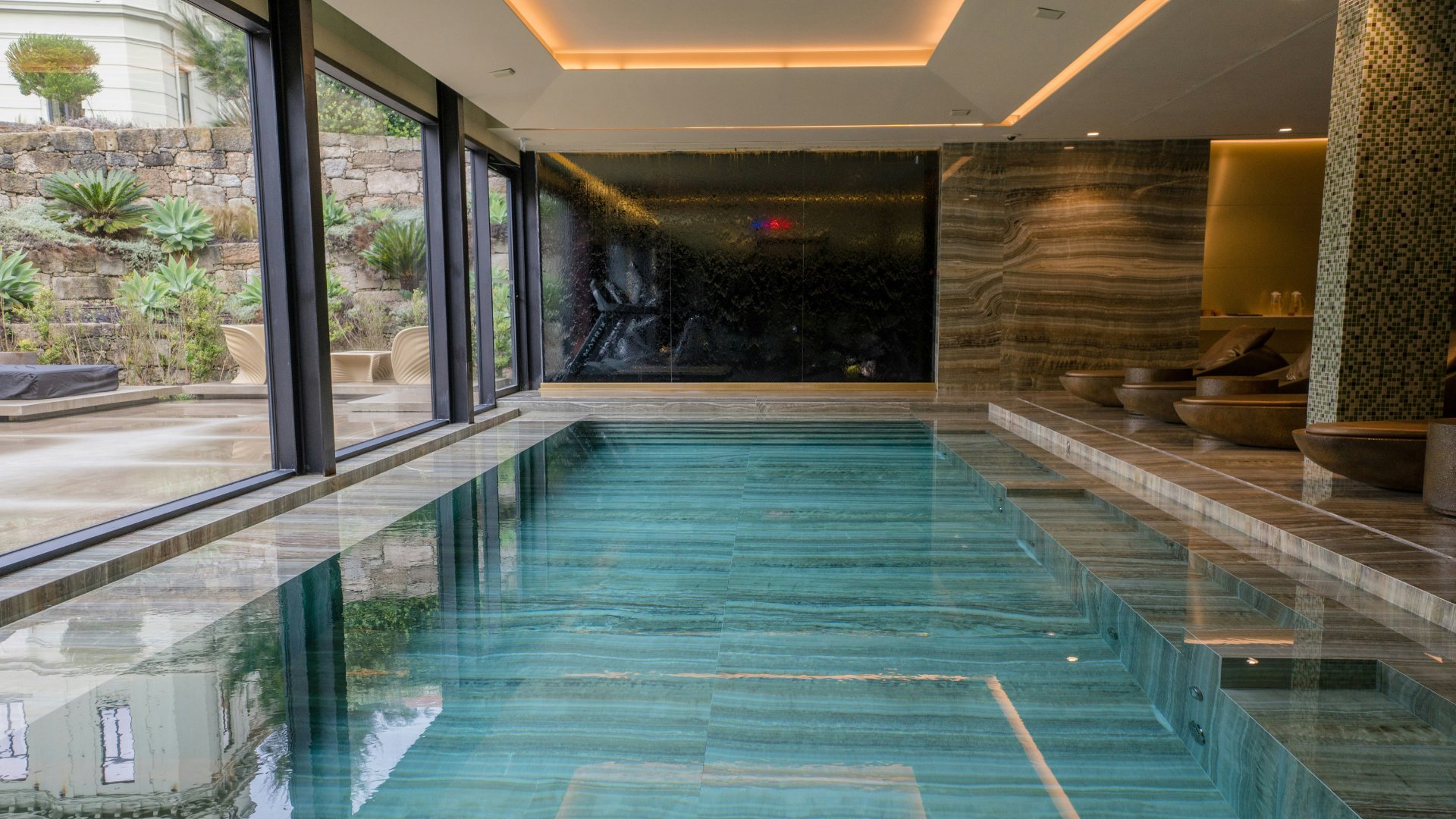 Piscina interior pavimento mármol casa lujo