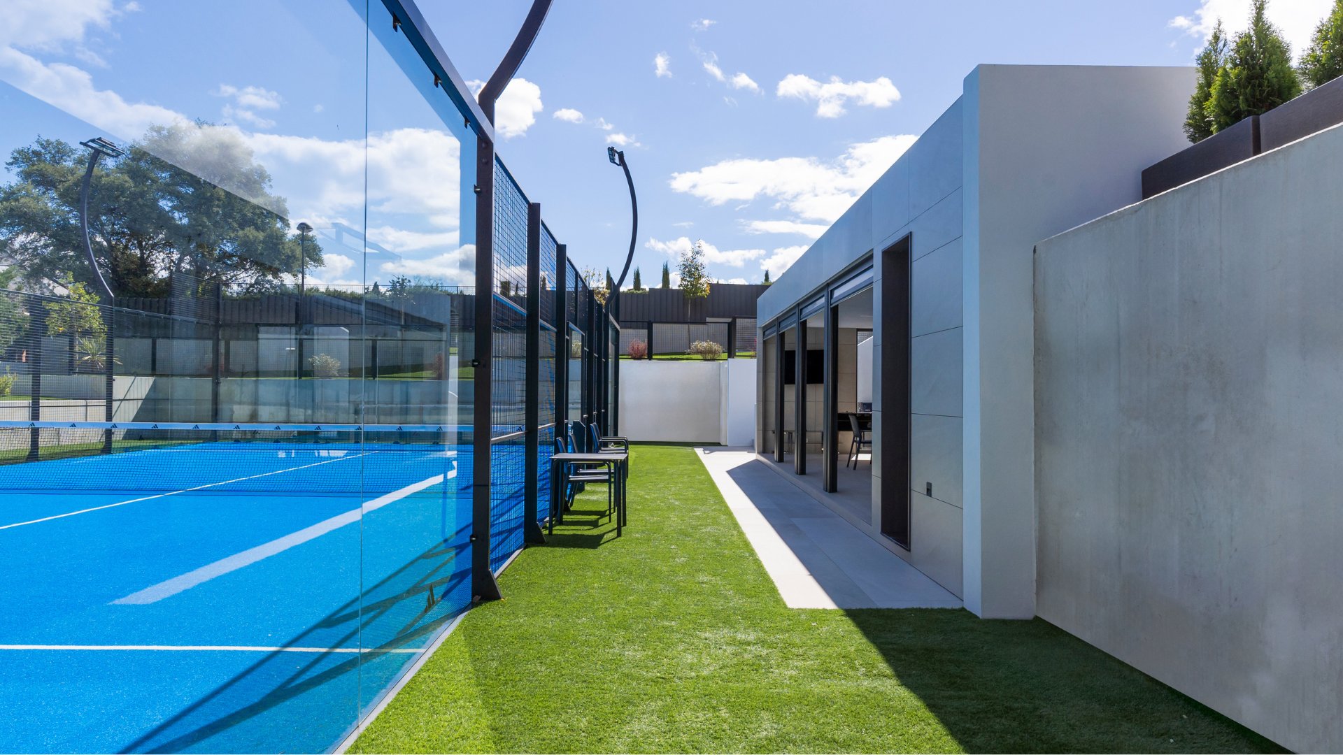 Pista pádel cocina auxiliar casa modular lujo