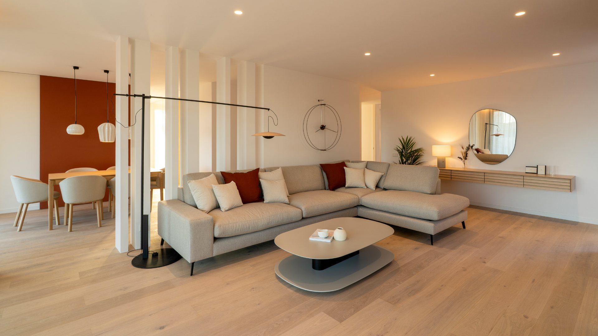 Salón comedor columnas divisorias vivienda Barcelona