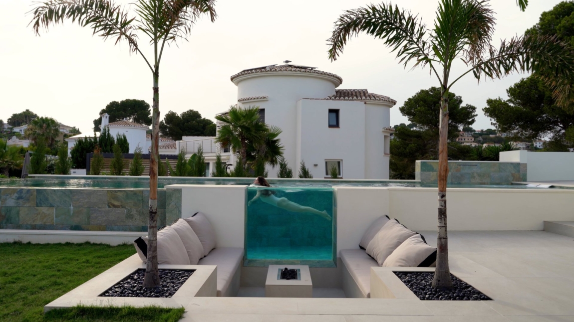 Vivienda ultralujo piscina desbordante chimenea exterior