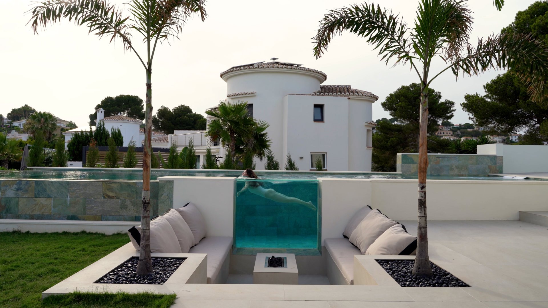 Vivienda ultralujo piscina desbordante chimenea exterior