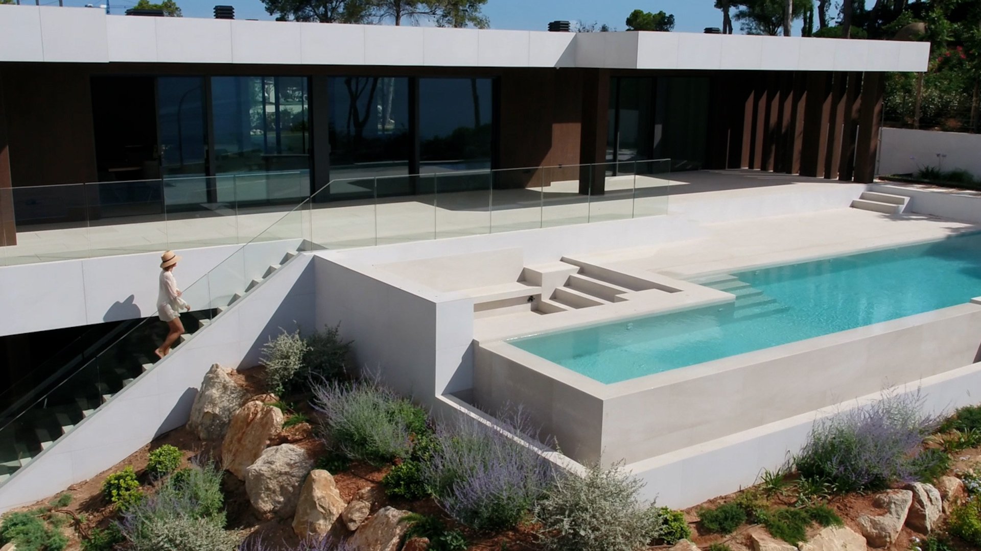Acceso piscina desbordante casa modular