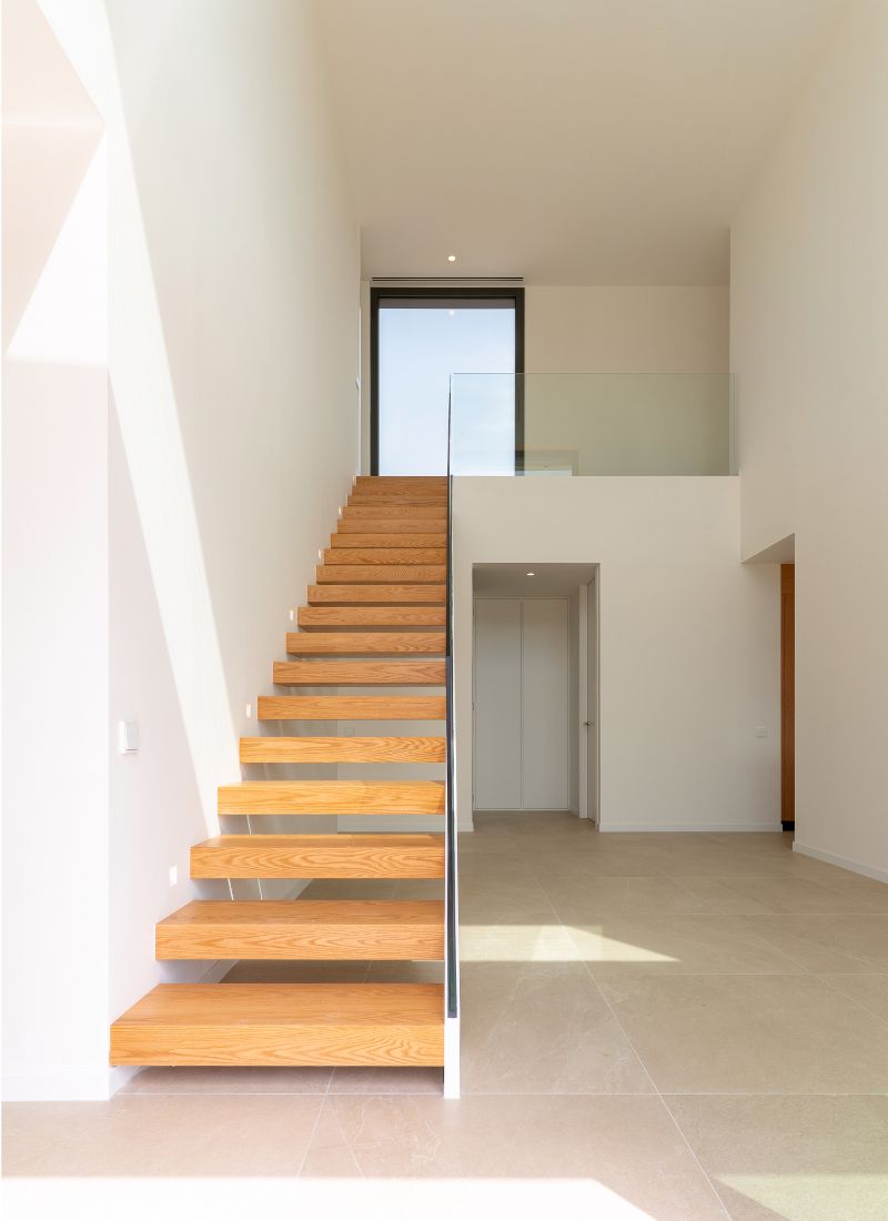 Escaleras peldaños suspendidos casa prefabricada Ontinyent