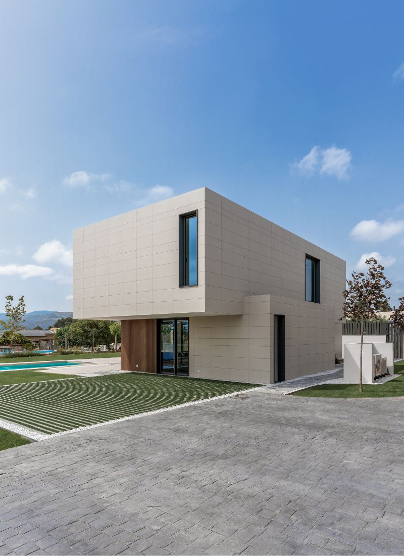 Fachada porcelánico madera tecnológica casa modular Ontinyent