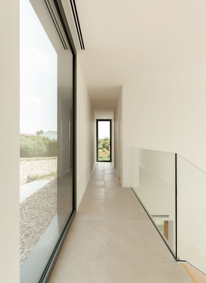 Pasillo grandes ventanales casa prefabricada Ontinyent