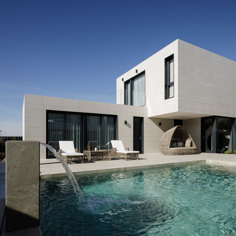 Piscina con cascada casa prefabricada