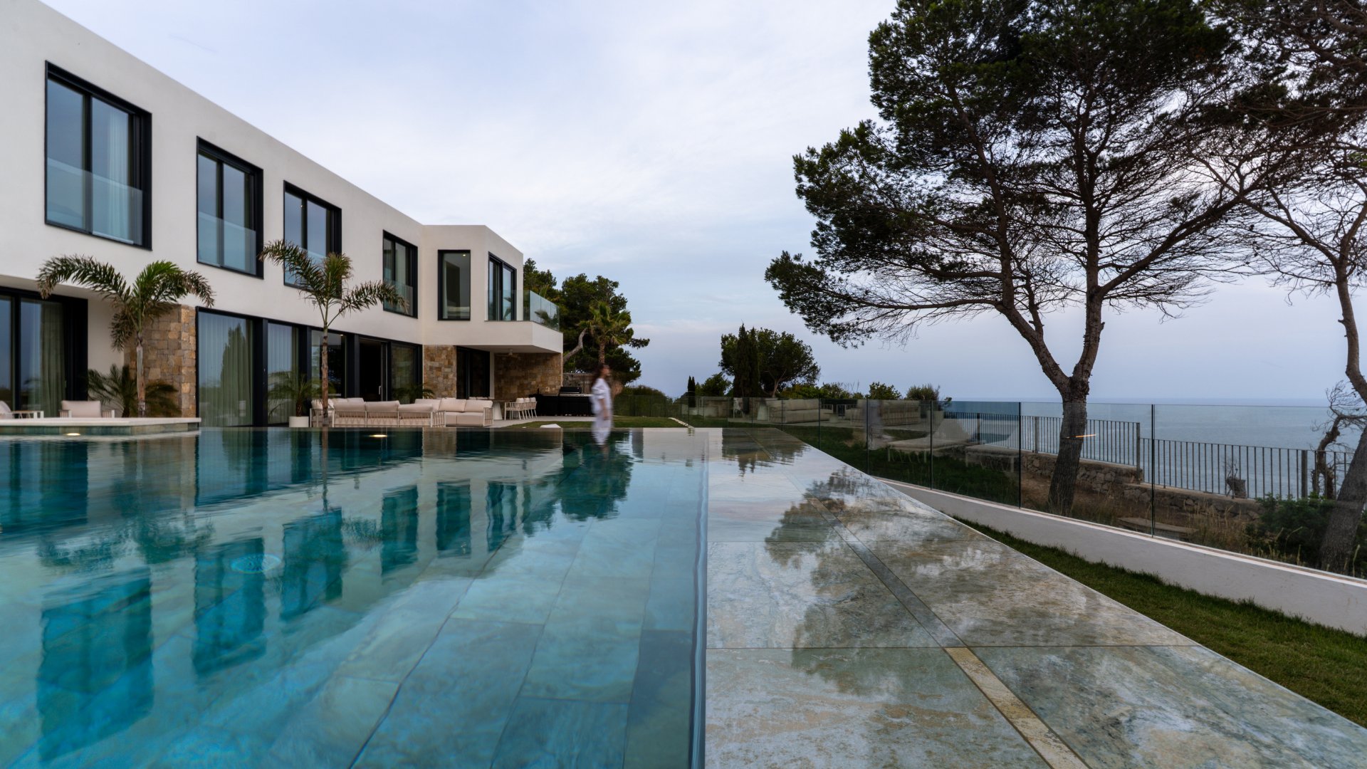 Piscina desbordante con lamina de agua casa de lujo modular