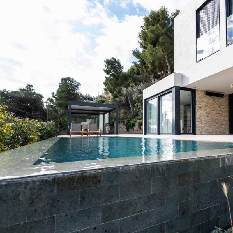 Piscina infinity desbordante en casa modular