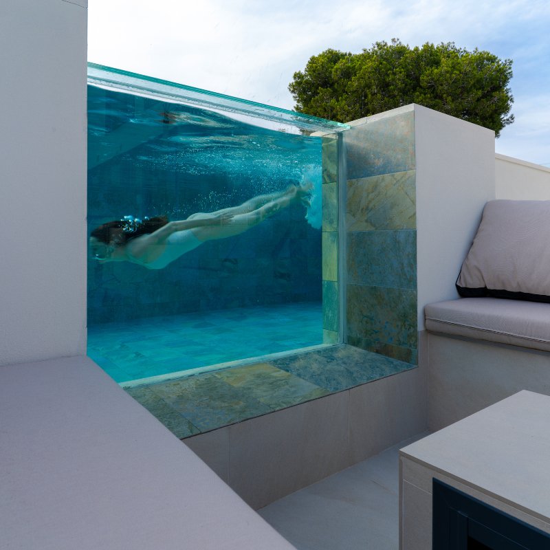 Piscina con ventana de cristal
