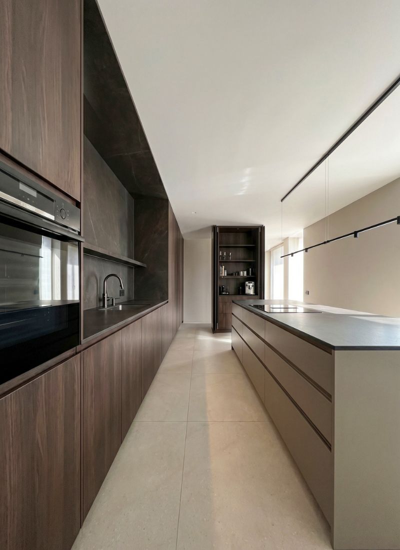 Cocina con isla madera oscura villa lujo