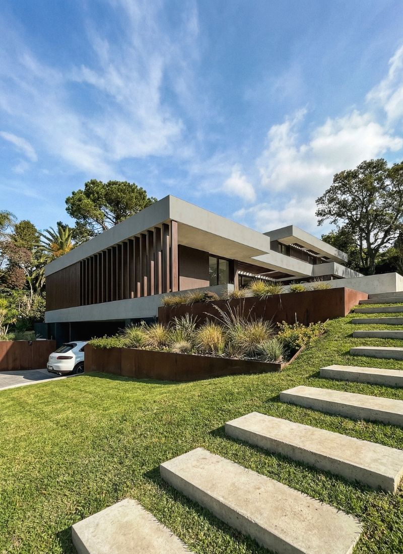 Fachada porcelánico madera tecnológica villa lujo