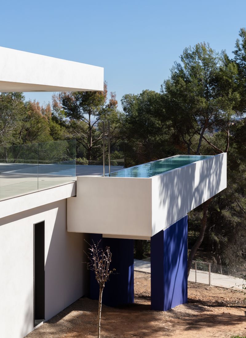 Casa piscina voladizo terreno escarpado