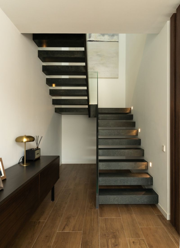 Escalera hormigón oscuro vivienda