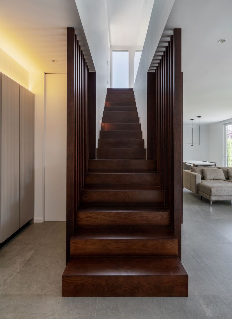 Escalera interior barandilla madera