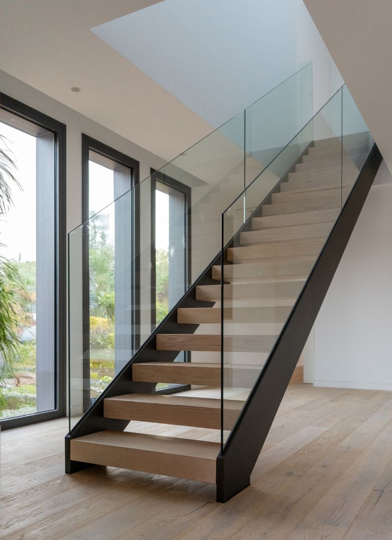 Escalera interior en medio habitación