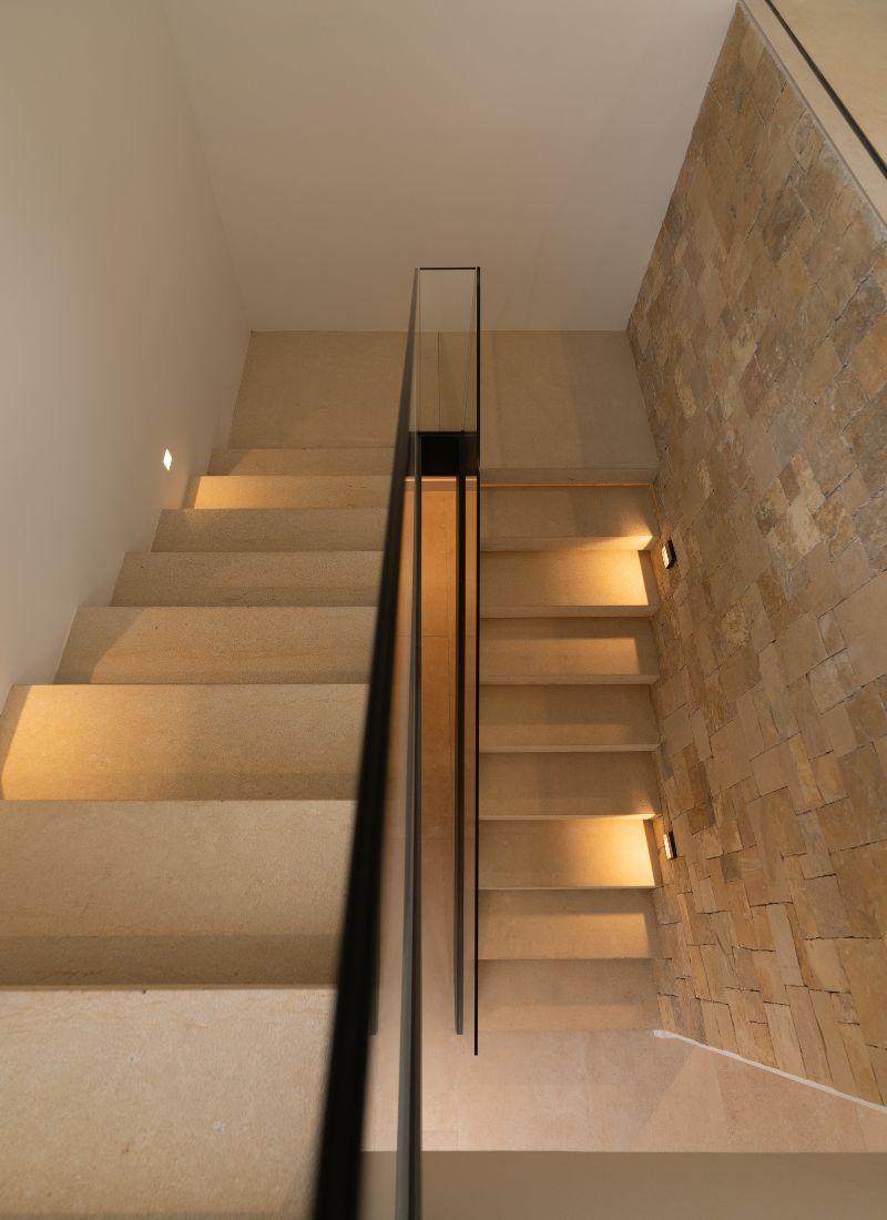 Escalera interior hormigón iluminada