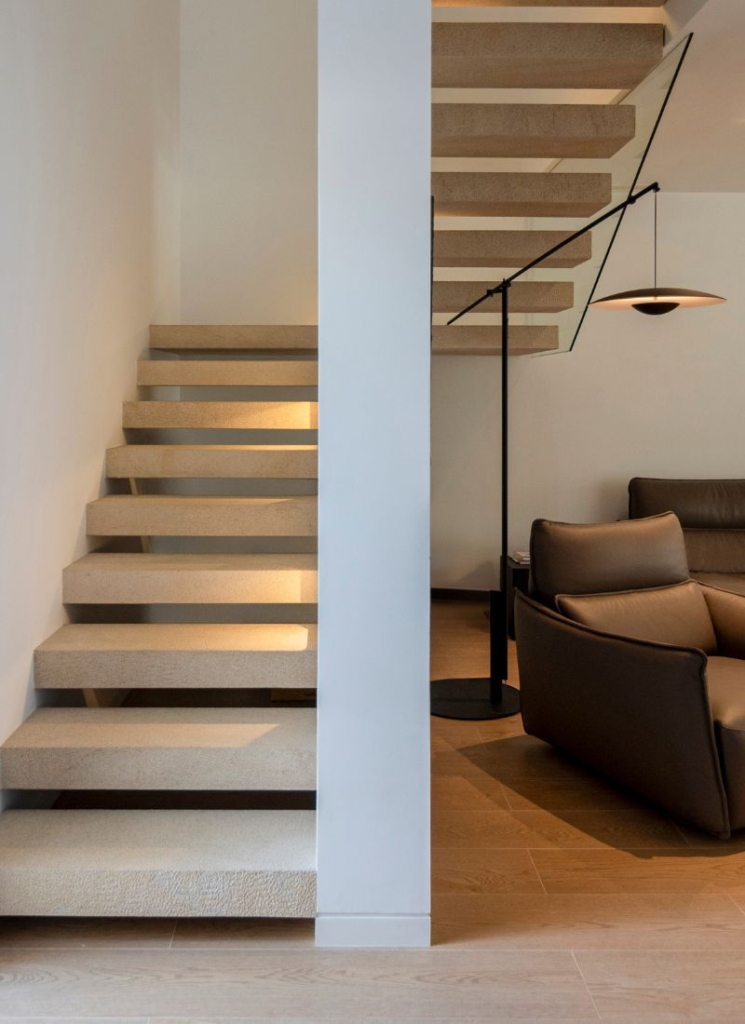 Escalera interior hormigón peldaños suspendidos