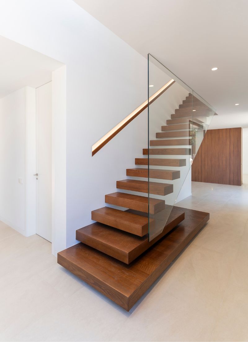 Escalera interior madera barandilla iluminada