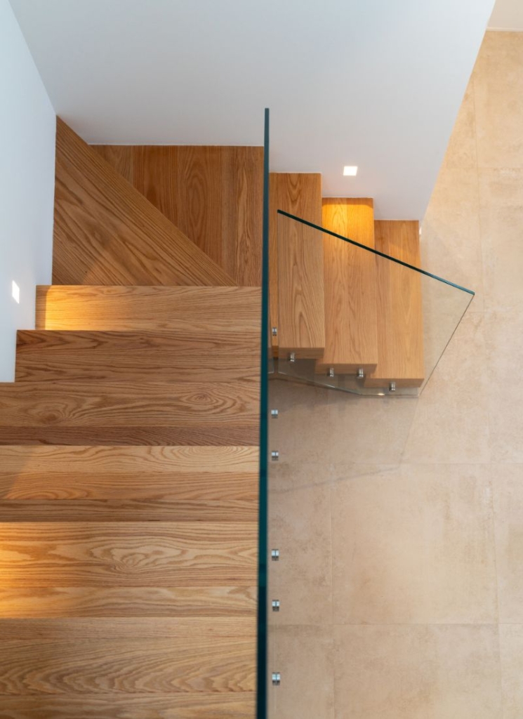 Escalera interior madera iluminación