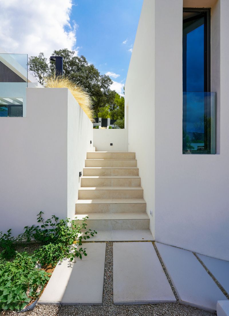 Escalera exterior vivienda terreno pendiente