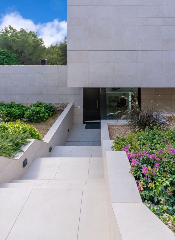 Escaleras exteriores vivienda terreno pendiente