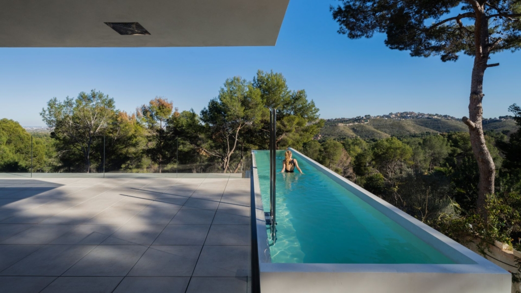 Piscina sobre voladizo terreno pendiente