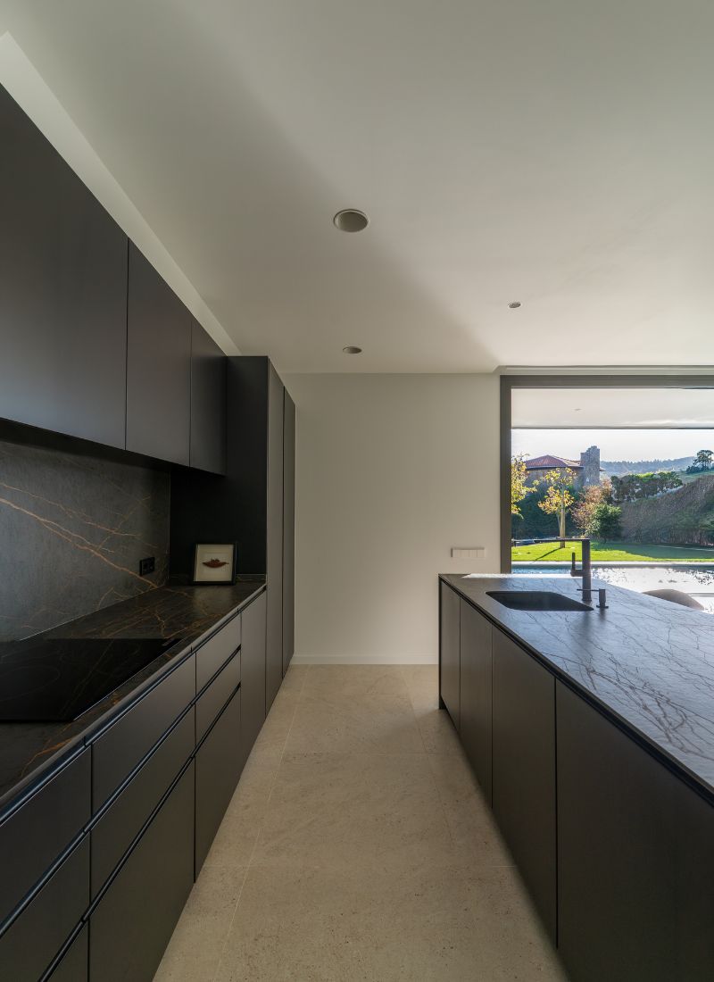 Cocina en tonalidades oscuras en casa modular en País Vasco