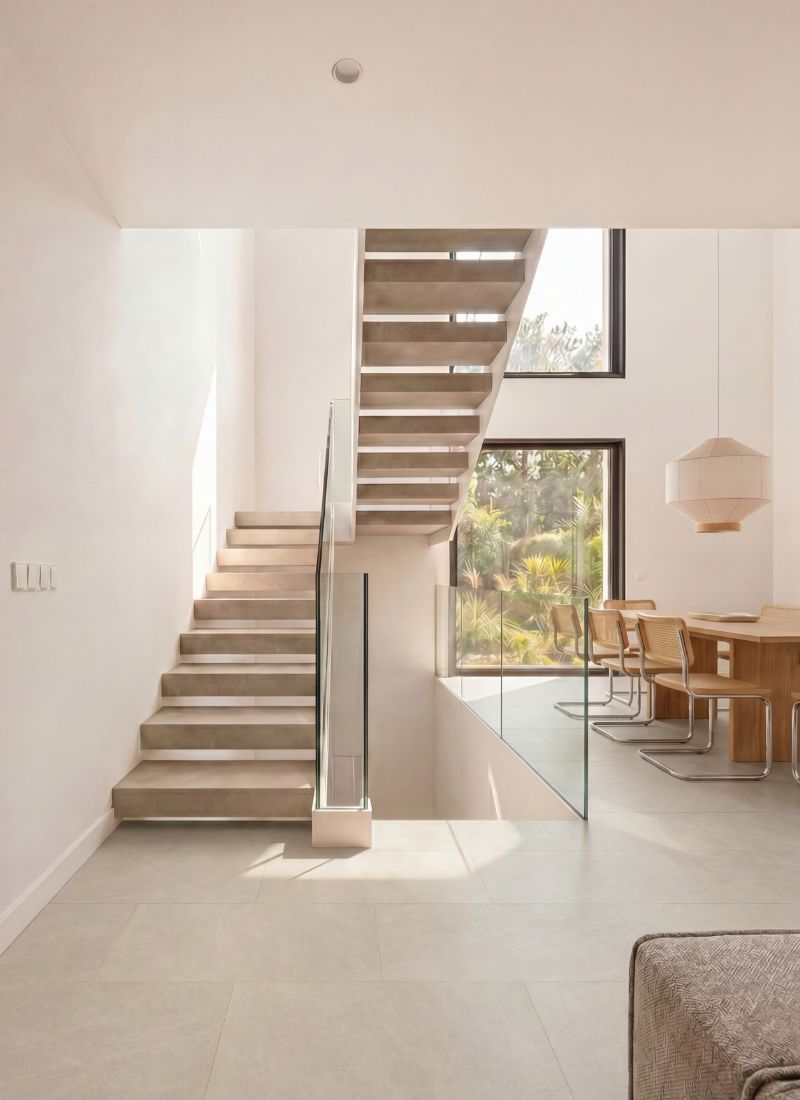 Escalera con peldaños volados en casa modular Málaga