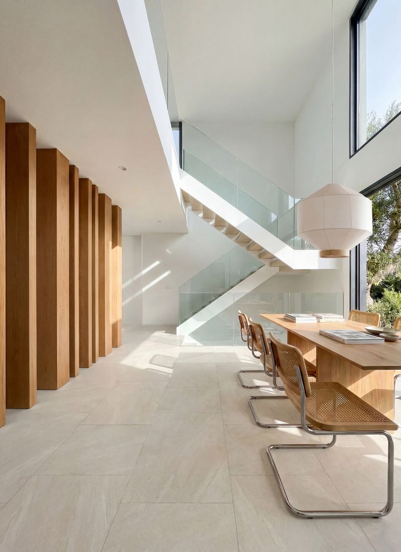 Salón comedor con columnas divisorias en casa modular