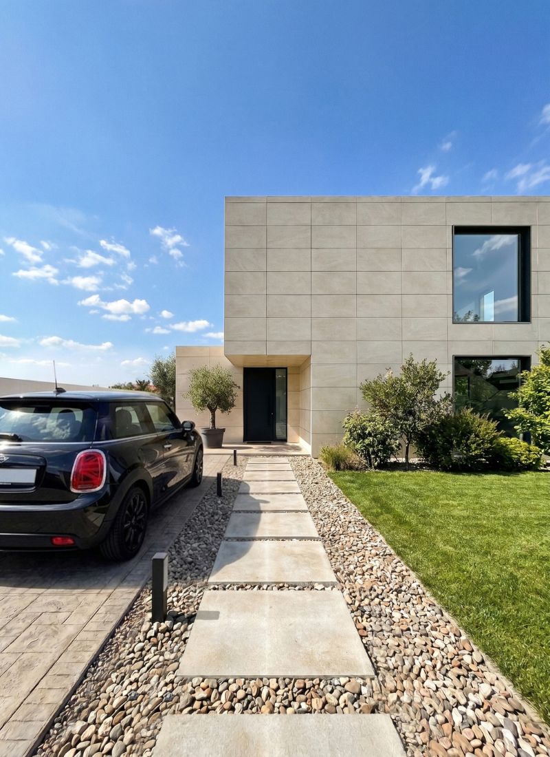 Zona de aparcamiento en vivienda modular en Málaga