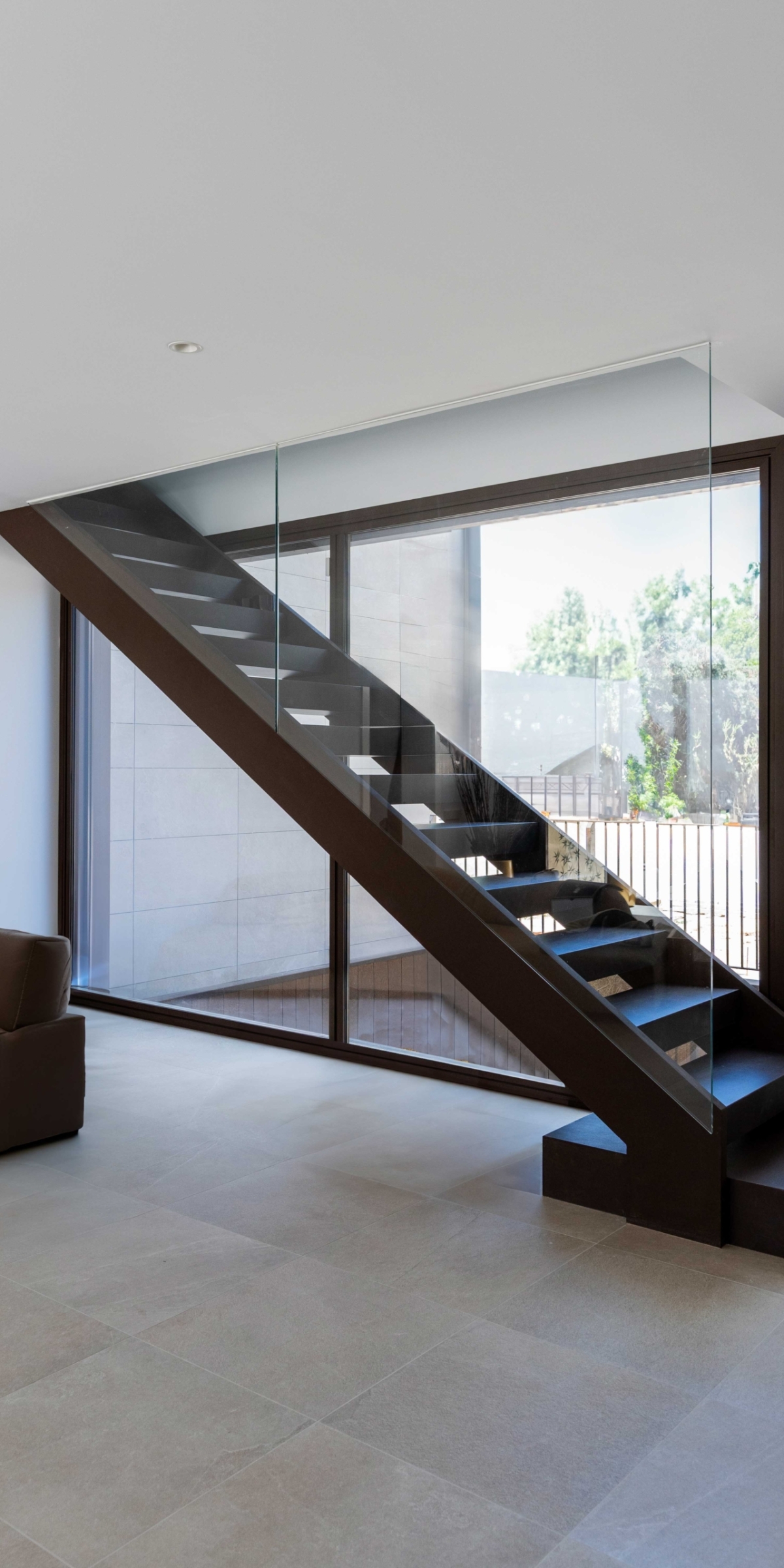 Diseño de interior modeno en casa de lujo, escaleras centradas
