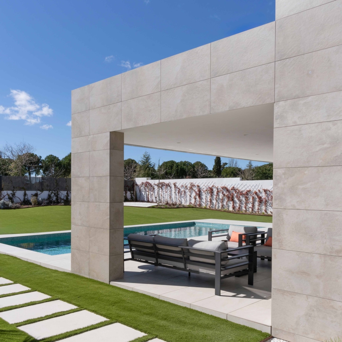 Jardín y piscina de casa prefabricada de gama alta en Majadahonda, Madrid. Vista lateral.
