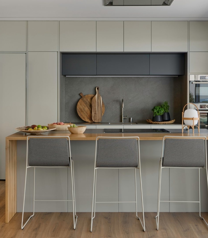 Cocina con isla abierta al exterior en casa modular