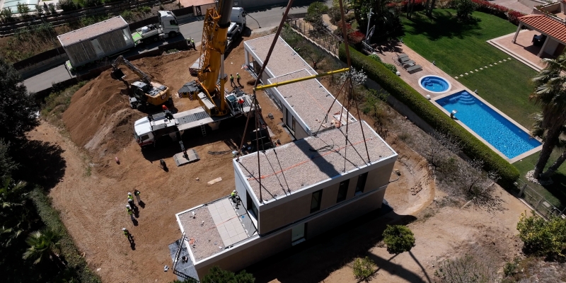 Construir para vender: Vista aérea terreno con casa modular de lujo implantándose