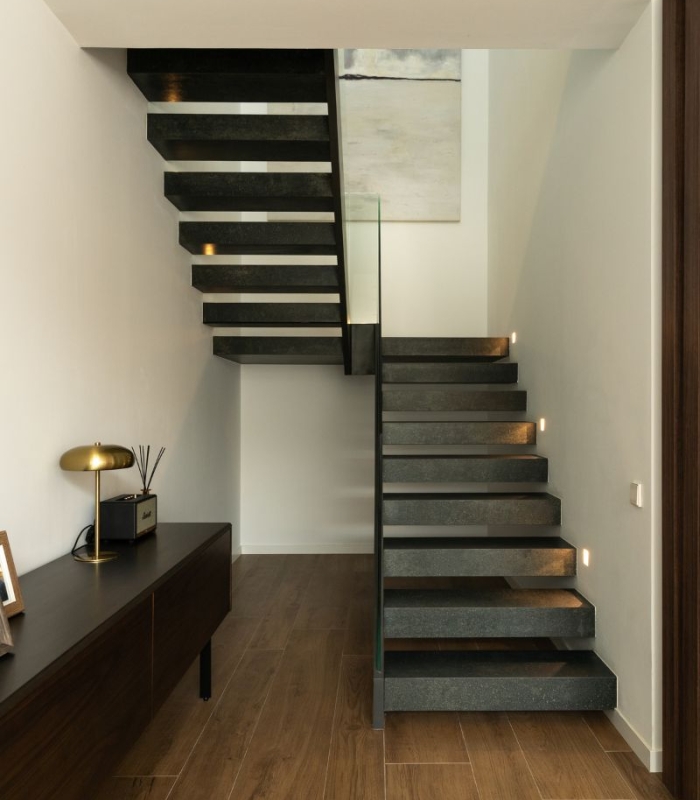 Escalera hormigón oscuro vivienda
